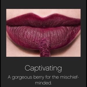 Younique Lip Powder - Captivating